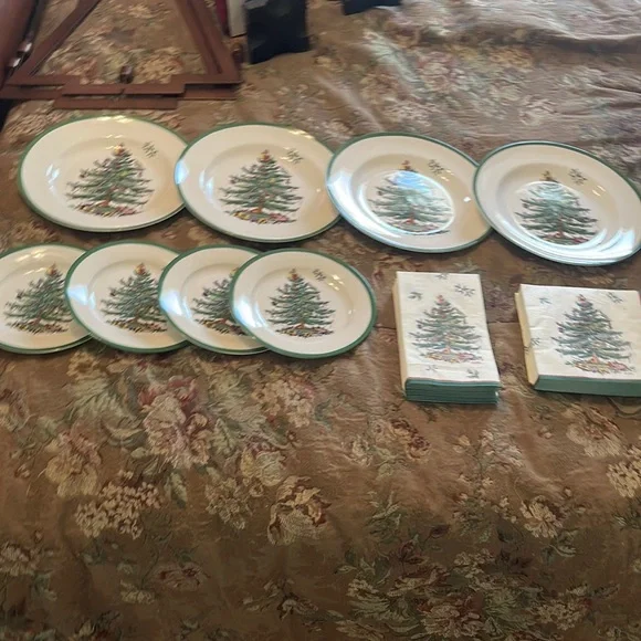 8 Spode Christmas tree dinner & 8 salad plates, 40 dinner & 20 guest towels - Picture 2 of 9
